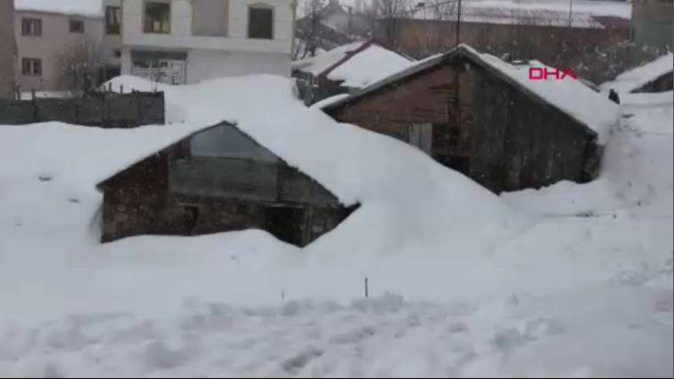 Karlıova’da 25 köy yolu kapandı. Tek katlı evler kara gömüldü 10